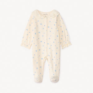 Pijama impreso de arándanos con cuello de tipo claudine bordado para niña bebé. 