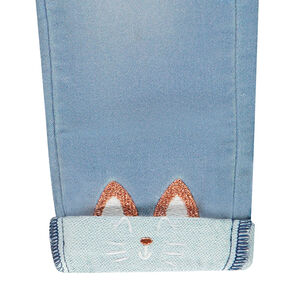 Jeans slim efecto lavado con bordados de gatos y bolsillos para niña. 