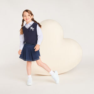 Falda corta plisada de denim para niña con hebilla en forma de corazón con strass. 