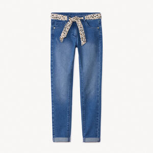 Jeans slim con cinturón pañuelo estampado para niña  Main Jeans slim con cinturón pañuelo estampado para niña