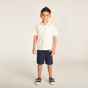 Bermuda ceñida de twill para niño 