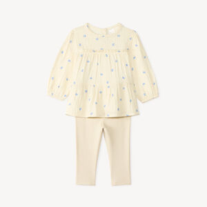 Conjunto de niña bebé con blusa de flores y leggins. 