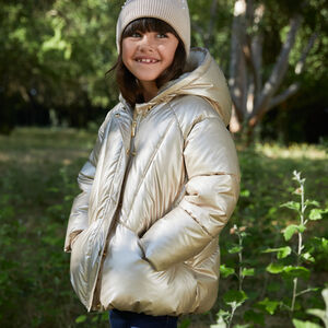 Chaqueta acolchada con capucha para niña, ideal para climas fríos. 