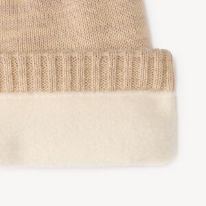 Gorro de niño forrado de polar con insignia de goma de oso. 
