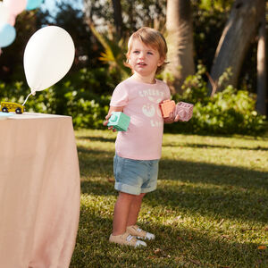 Camiseta de manga corta con estampado divertido para niña. 
