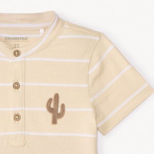 Polo de manga corta a rayas con parche de cactus niño. 