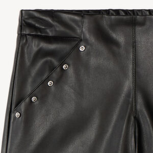 Pantalones cortos de niña en simil piel con espalda elástica. 