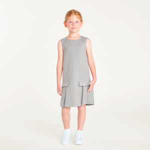 Vestido de niña sin mangas plisado a rayas. 