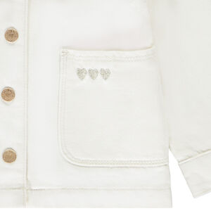 Chaqueta de mezclilla tipo worker con corazones bordados para niña. 