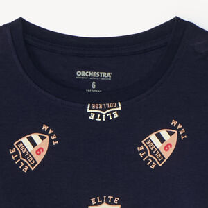 Pijama largo de 2 piezas para niño con estampado de insignias escolares. 