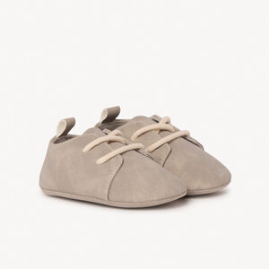 Bottillons gris clair à lacets pour bébé garçon   Main Bottillons gris clair à lacets pour bébé garçon