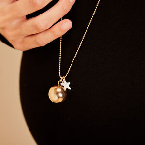 Bola de embarazo dorada con colgante de estrella 