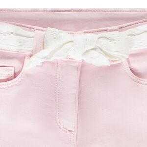 Short efecto vaquero con cinturón de bordado inglés para niña 