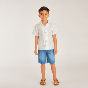 Camisa de manga corta con cuello cubano y estampado de estrellas de mar para niño. 