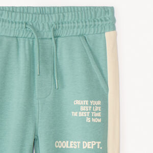 Pantalón de chándal con estampado y franjas niño. 