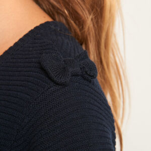 Vestido de punto con efecto marinero y lazos en los hombros para niña 