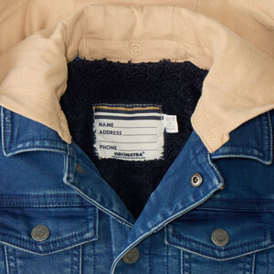 Chaqueta de mezclilla forrada de sherpa con capucha desmontable para niño. 