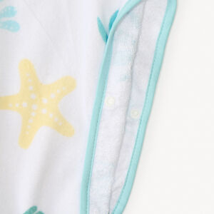 Capa de baño con capucha impresa con conchas y palmeras para bebé niño. 