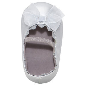 Merceditas plateadas con elástico y lazo de tul 