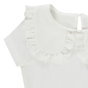 Camiseta de manga corta de punto de canalé con cuello babero bordado para niña 