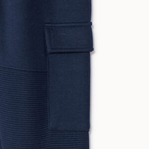 Pantalón jogging con dos bolsillos estilo cargo para niño 