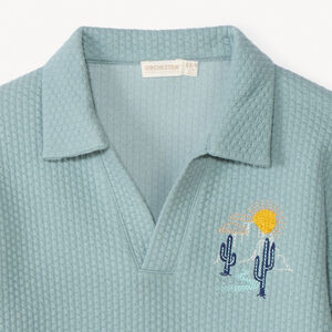 Sudadera de felpa con efecto arrugado y cuello tipo polo niño. 