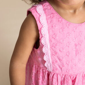Vestido con bordados rosa 