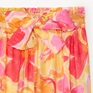Pantalón corto fluido de gasa con estampado floral para niña. 
