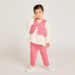 Conjunto de 3 piezas con chaleco floral para niña. 