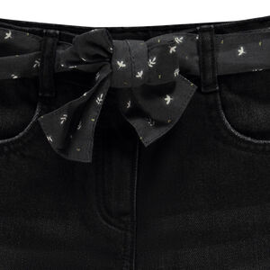 Vaqueros mom fit con cinturón de foulard para niña 