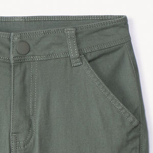 Pantalón cargo liso con dos bolsillos con fuelle para niño 