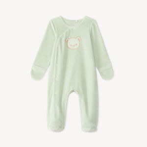 Pijama de terciopelo para bebé con bordado de osito. 