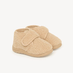 Botas de bebé de toalla con cierre de velcro. 