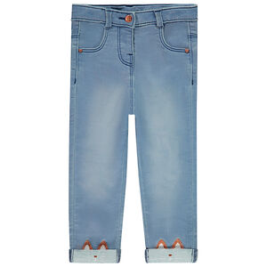Jeans slim efecto lavado con bordados de gatos y bolsillos para niña. 