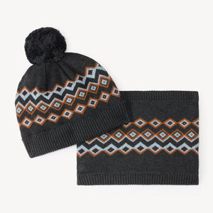 Conjunto de gorro y bufanda para niño en punto jacquard. 