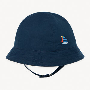 Gorra de tela lisa con bordado de barco para bebé niño 