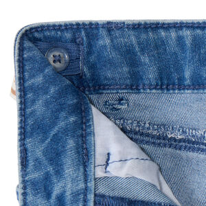 Vaqueros slim con cinturón tipo pañuelo estampado para niña 