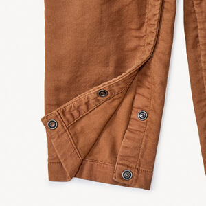 Pantalón de tirantes largo con parche de oso para bebé niño. 