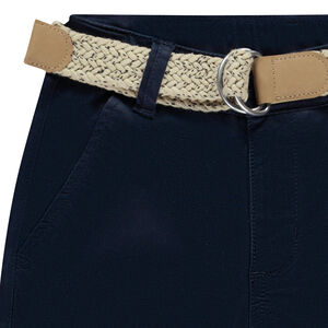 Pantalón chino liso con cinturón trenzado para niño 