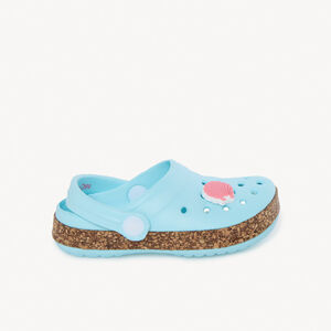 Zuecos con insignia de flor y tira para niña. 