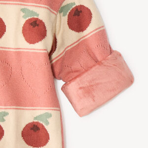 Suéter jacquard forrado de terciopelo para niña con patrón de bayas. 