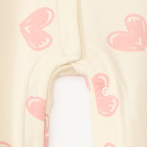 Conjunto de nacimiento de 3 piezas con body de estampado de corazones. 