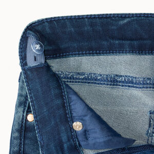 Pantalones cortos de mezclilla con cinturón atado y detalles de encaje para niña. 