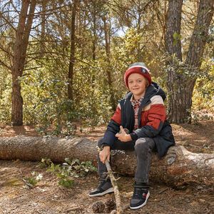 Gorro de punto canalé con parche decorativo para niño 