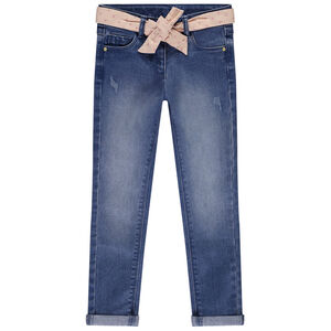 Jeans slim efecto desgastado con cinturón de pañuelo para niña 