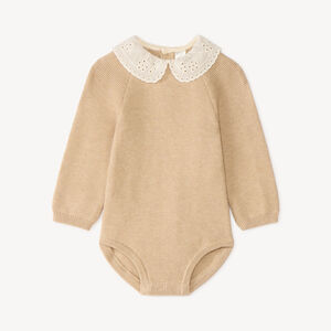 Conjunto de mono con cuello de bebé para niña. 