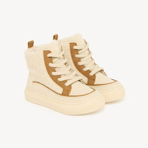 Bota de piel de oveja con cremallera y cordones. 