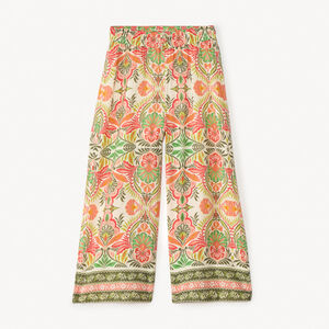 Pantalón ancho y fluido con estampado original para niña 