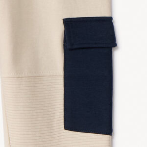 Pantalón jogging con dos bolsillos estilo cargo para niño 