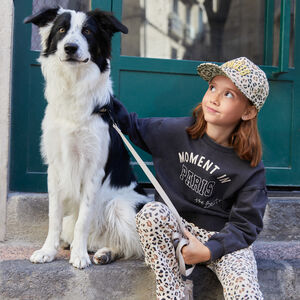 Sudadera oversize de felpa para niña con bordado divertido. 